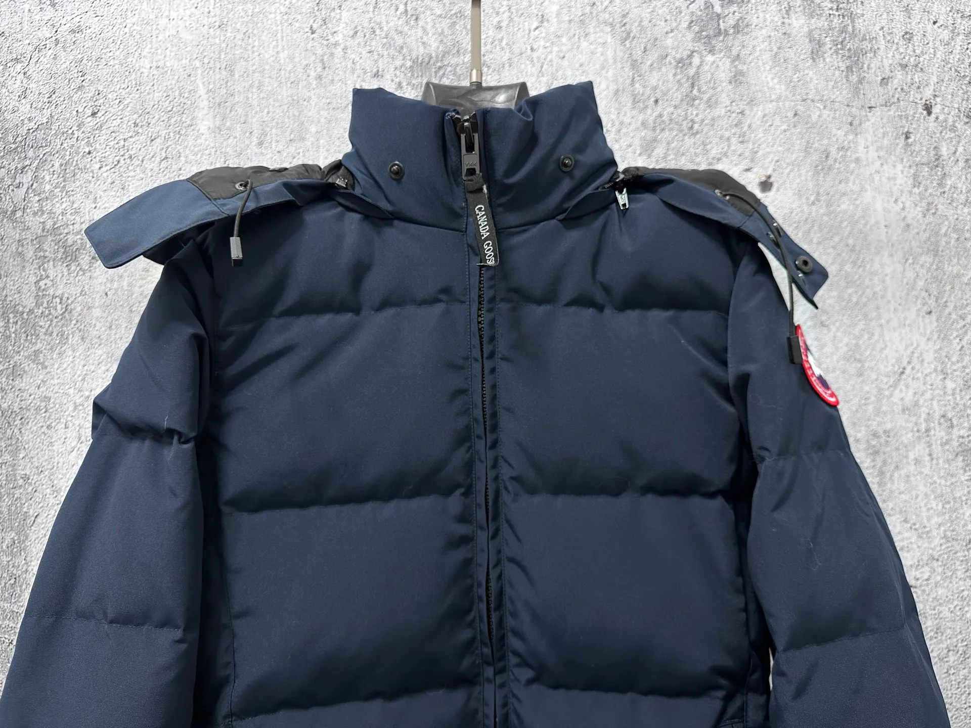 P840 【Canada gooseChelsea】Women's parka down coat, warm and comfortable. The adjustable hood features a high collar and concealed snap closure for extended coverage. And for greater protection against the elements, the detachable wolf fur collar. It features a sturdy YKK® two-way lockable zipper at the center front and a retractable waistband at the inner waist. Designed with internal straps for carrying over the shoulder. Fleece-lined exterior handwarmer pockets. Sturdy ribbed knit cuffs for cold protection and warmth. Sizes: XS-XL